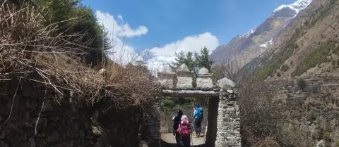 Kani gate on the trail toward Lho