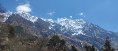 Snow ridges above the forest between Namrung and Lho