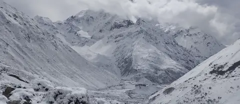 Snow-covered valley on the climb from Samdo toward Dharamsala